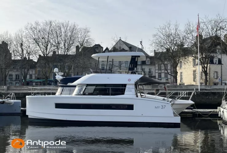 FOUNTAINE PAJOT MY 37