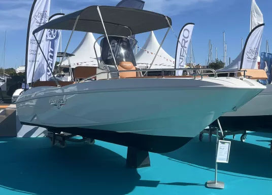 PRUA AL VENTO - JAGUAR 570 OPEN