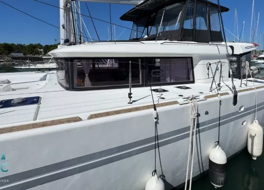 LAGOON - 450 F - 3
