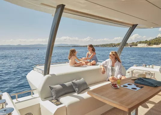 PRESTIGE YACHTS - PRESTIGE 690 FLYBRIDGE - 9