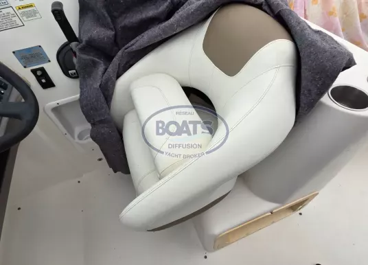 RINKER - 262 CAPTIVA CUDDY - 4