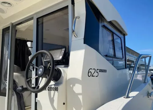 QUICKSILVER - 625 pilothouse - 12