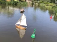 Maquettes radiocommandées sur le plan d'eau